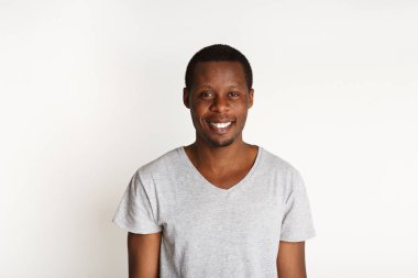 Yüz ifadesi, duygular, gülümseyen dostu siyah adam