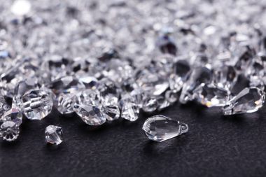 Siyah arka plan üzerine güzel elmas