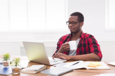 Rahat siyah iş adamı rahat ofis, iş laptop ile kahve içmek