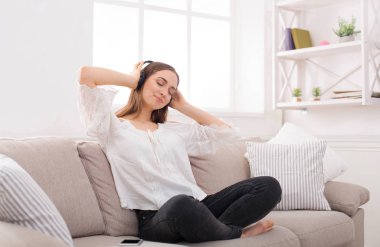 Kız müzik kulaklık