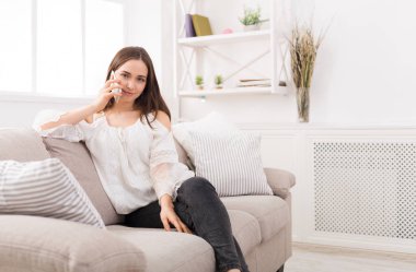 Gülümseyen kız cep telefonu üzerinde arama