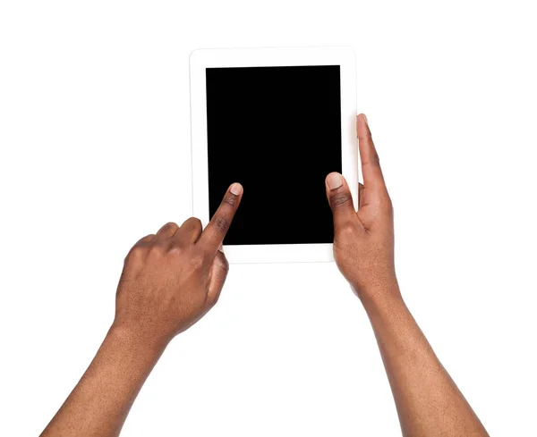 Segurando e apontando para a tela em branco no tablet — Fotografia de Stock