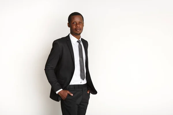 Schöner afrikanischer Geschäftsmann posiert isoliert — Stockfoto