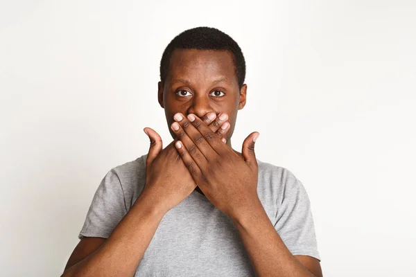 Hiçbir şey söylemek el ağzıyla kapsayan bir adam kavramı, siyah — Stok fotoğraf