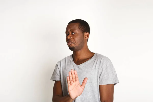 Negative menschliche Emotion, schwarzer Mann äußert Protest — Stockfoto