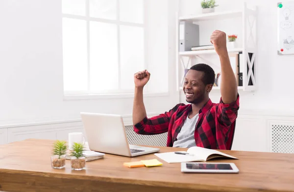 Mutlu işadamı kazanmak. Kazanan, siyah adam ofiste — Stok fotoğraf