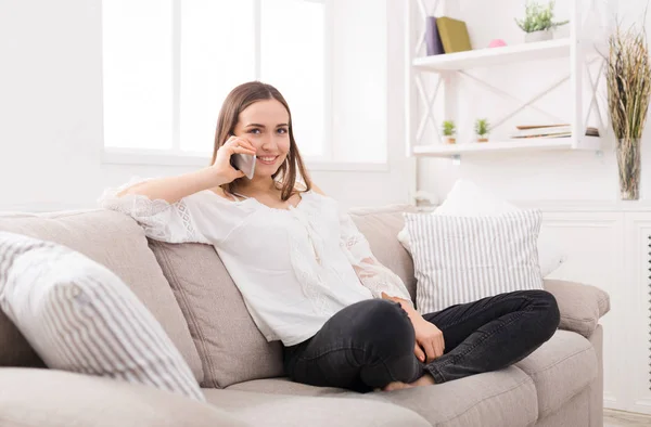 Lächelnde Frau im Handy-Gespräch — Stockfoto