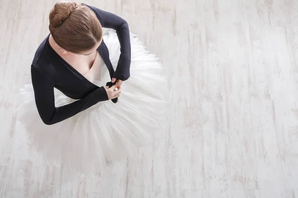 Танцовщица классического балета на разбитых культурах, вид сверху — стоковое фото