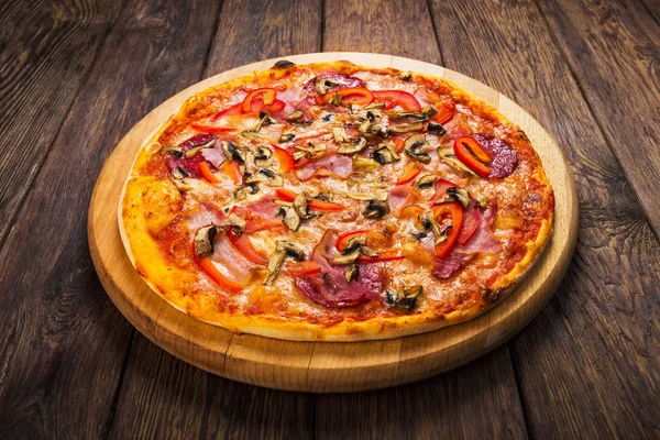 美味的比萨，熏的鸡肉和蘑菇 — 图库照片