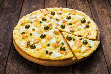 Ahşap arka plan Pizza'da İtalyan deniz ürünleri