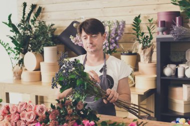 Adam asistanı olarak çiçek Dükkanı teslim olun buketleri