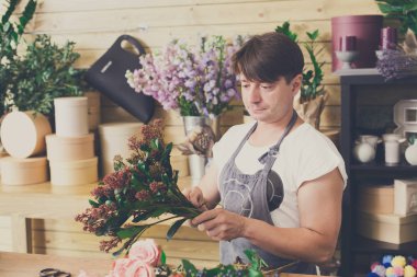 Adam asistanı olarak çiçek Dükkanı teslim olun buket