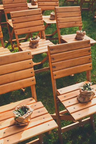 Весільна церемонія, порожні дерев'яні стільці для гостей — стокове фото