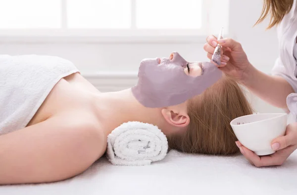 Woman gets face mask by beautician at spa — Stock Photo, Image