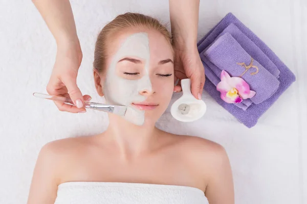 Mujer consigue máscara facial por esteticista en el spa — Foto de Stock
