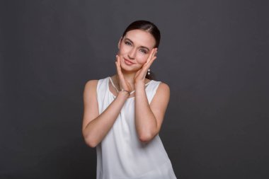 Genç Kadın Yüzüne Dokunuyor