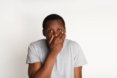 Yanlış cevap, el ile ağız kapsayan karışık siyah adam