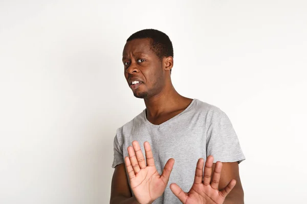 Negativní lidské emoce, černý muž vyjádřil znechucení — Stock fotografie
