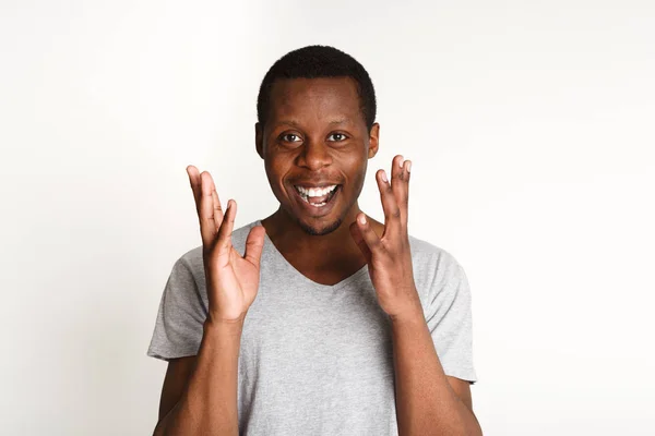 Feliz animado homem negro, expressão facial, emoções humanas — Fotografia de Stock