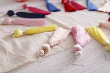 Renkli Püskül küpe çeşitler