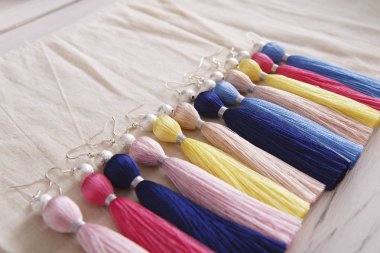 Renkli Püskül küpe çeşitler