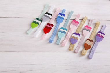 Renkli elastik bir şekilde dekore edilmiş saç bantları kümesi