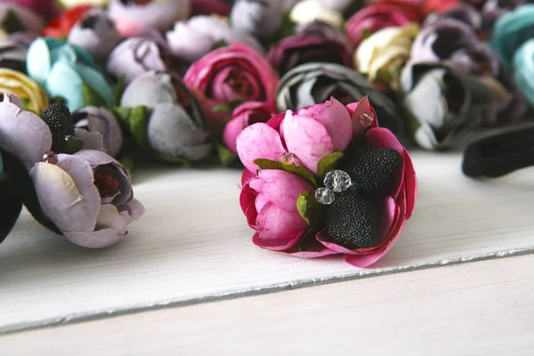 Varietà di gomme per capelli decorate con fiori — Foto Stock