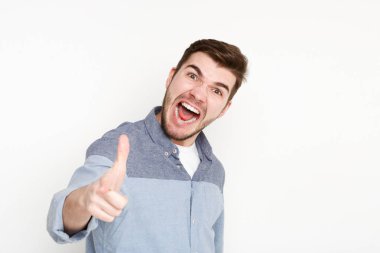 Öfkeli adam yüksek sesle bağırarak ve kamera noktada