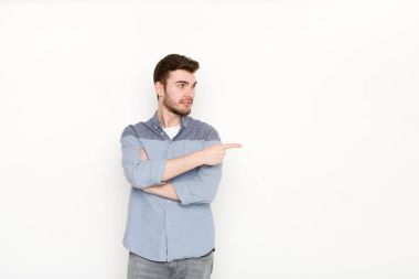 Kendine güvenen delikanlı noktası uzakta