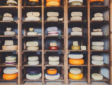 Peynir dükkanı raflar, geniş ürün çeşitliliği