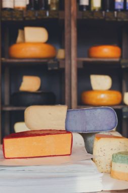 Peynir ürün yelpazesine sahip. Bakkal, renkli gouda ve parmesan peyniri