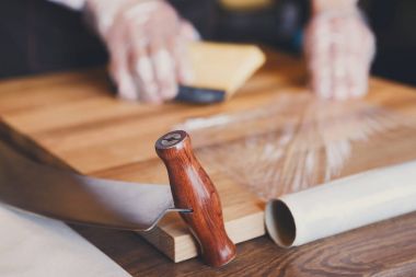 Tezgâhtar bir parça peynir kaydırma