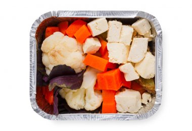 Sağlıklı beslenme çantası, diyet kavramı. Buğulanmış sebze ve tofu peyniri