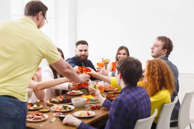 Tost partisi yemek arkadaş grubu diyor.