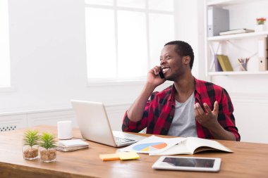 Genç işadamı çağrı cep telefonu modern beyaz ofis siyah