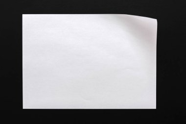 Bükülmüş köşe, siyah arka plan ile kağıt