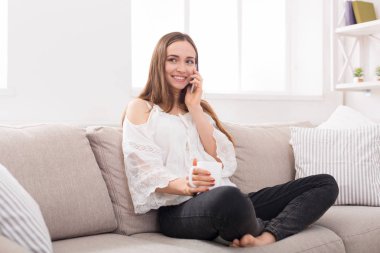 Mobil telefonda konuşurken kız gülümseyerek