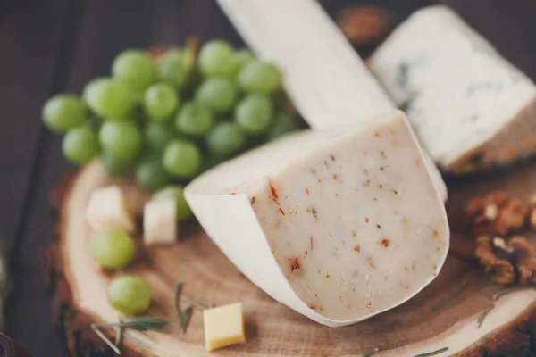 Käseplatte mit Früchten, hausgemachte indische Paneer — Stockfoto