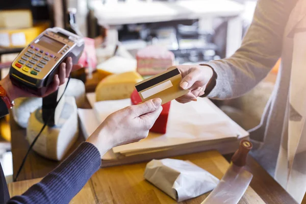 Cliente pagando por pedido de queso en tienda de comestibles . — Foto de Stock