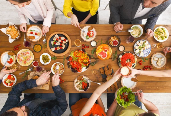 As pessoas comem refeições saudáveis no jantar de mesa servido — Fotografia de Stock