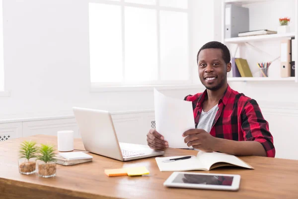 Mutlu siyah iş adamı rahat ofis, laptop ve belgeler ile çalışmak — Stok fotoğraf