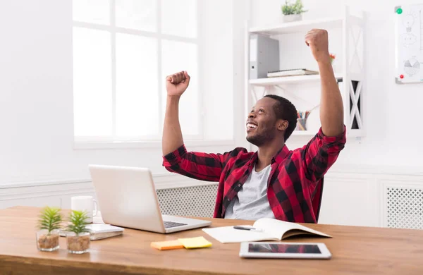 Feliz hombre de negocios ganar. Ganador, hombre negro en la oficina —  Fotos de Stock