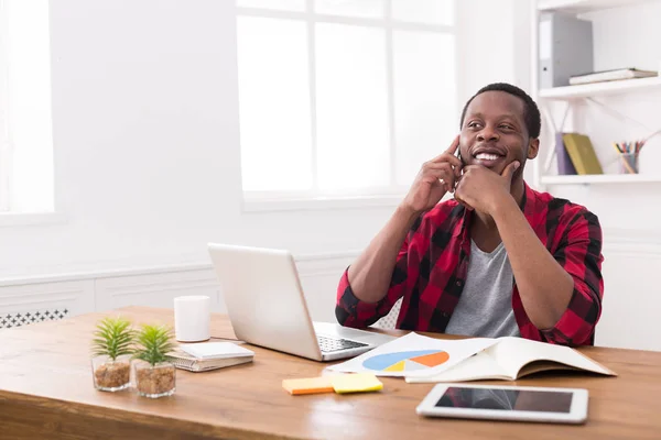 Genç işadamı çağrı cep telefonu modern beyaz ofis siyah — Stok fotoğraf