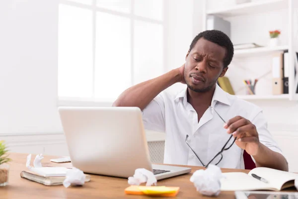 Office, overworked Afro-Amerikan çalışan dizüstü bilgisayar ile çalışmak — Stok fotoğraf