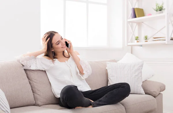 Happy woman talking on mobile phone — Stock Photo, Image