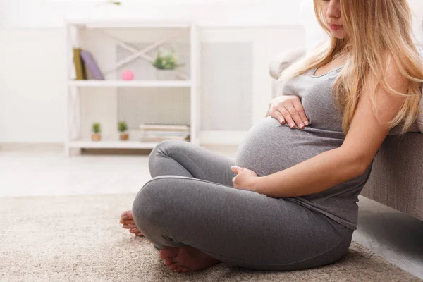 Oigenkännlig gravid kvinna smeka hennes mage — Stockfoto