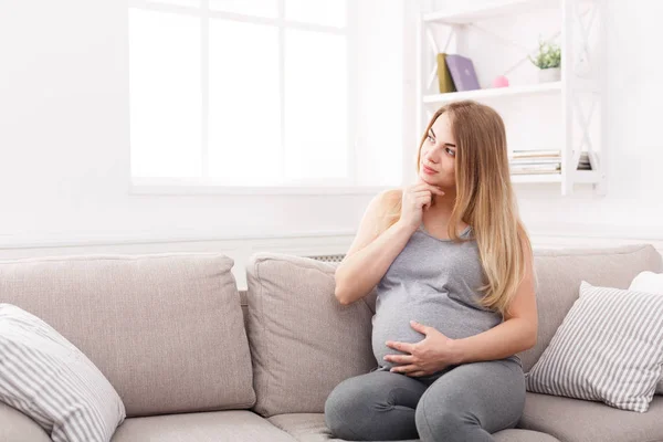 Wanita hamil yang sedang bermimpi tentang anak — Stok Foto