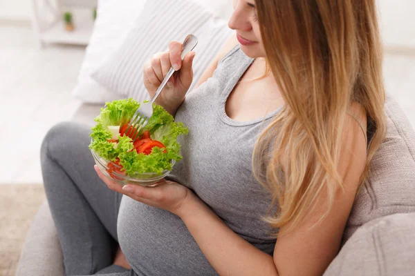 Młoda kobieta w ciąży, jedzenie świeże sałaty — Zdjęcie stockowe