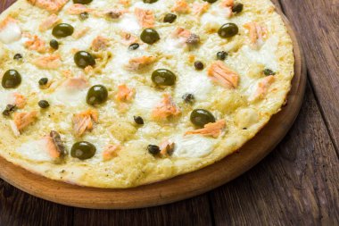Ahşap arka plan Pizza'da İtalyan deniz ürünleri