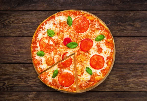 Leckere Pizza mit Mozarella und Tomaten - Margherita — Stockfoto